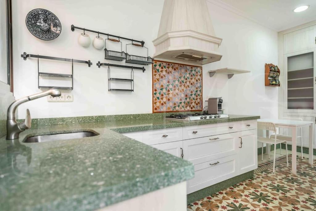 Apartament Charming With Private Patio By Rems *