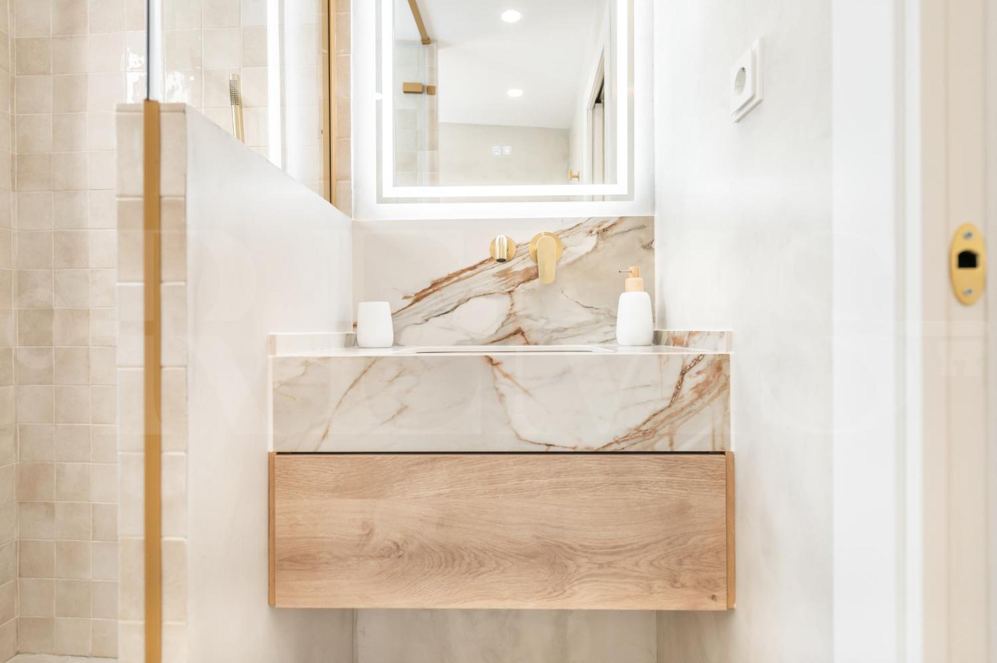 Apartament Charming With Private Patio By Rems *